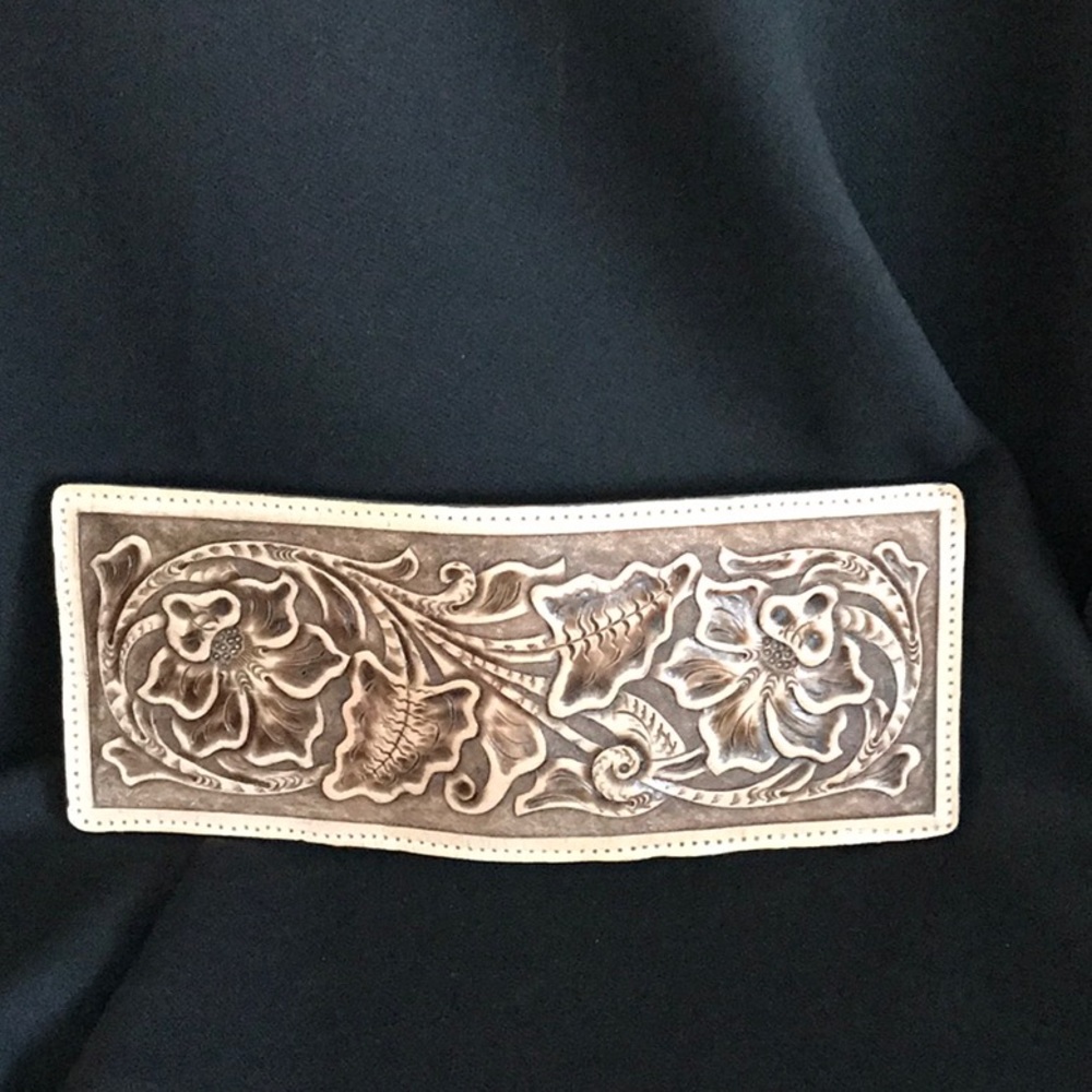 Men’s all leather wallet.